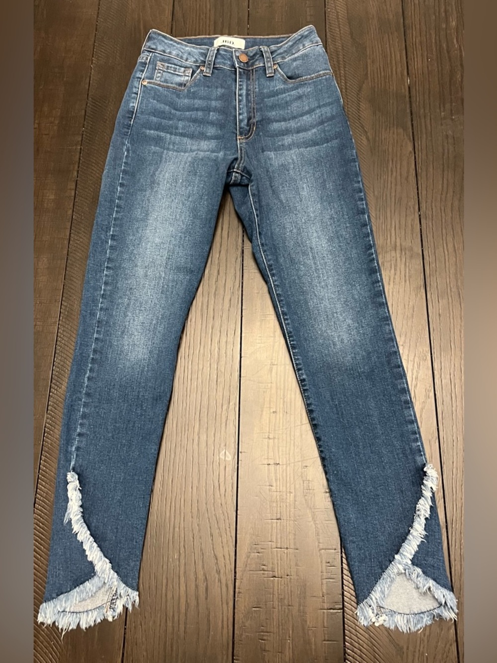Frayed Hem Cropped Jeans in Medium Blue